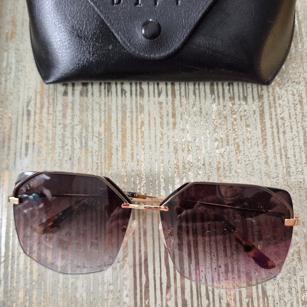 Diff Eyewear Gold-Frame Sunglasses with Purple Gradient Lenses